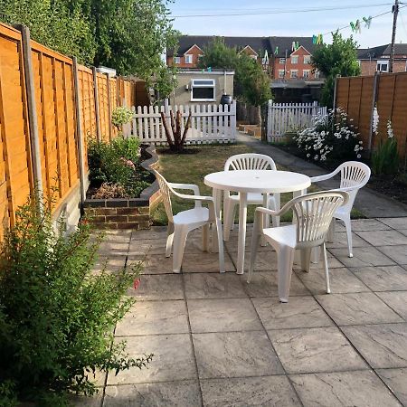 Edinburgh Street Home - Beautiful House With Free Parking And Wifi, Equipped With Comfy Furnitures Swindon Exterior foto