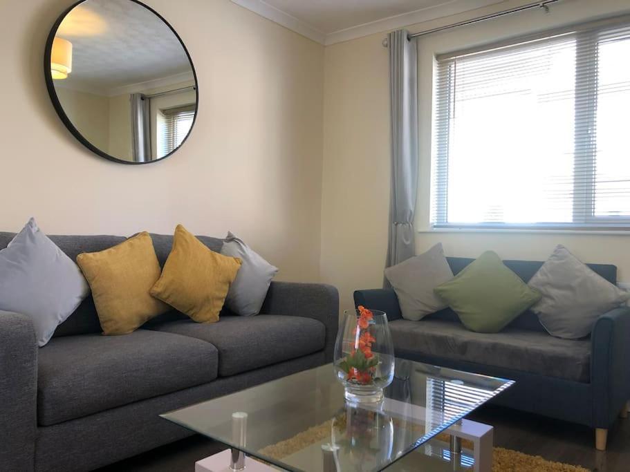 Edinburgh Street Home - Beautiful House With Free Parking And Wifi, Equipped With Comfy Furnitures Swindon Exterior foto