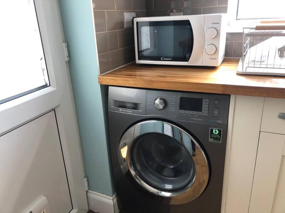 Edinburgh Street Home - Beautiful House With Free Parking And Wifi, Equipped With Comfy Furnitures Swindon Exterior foto