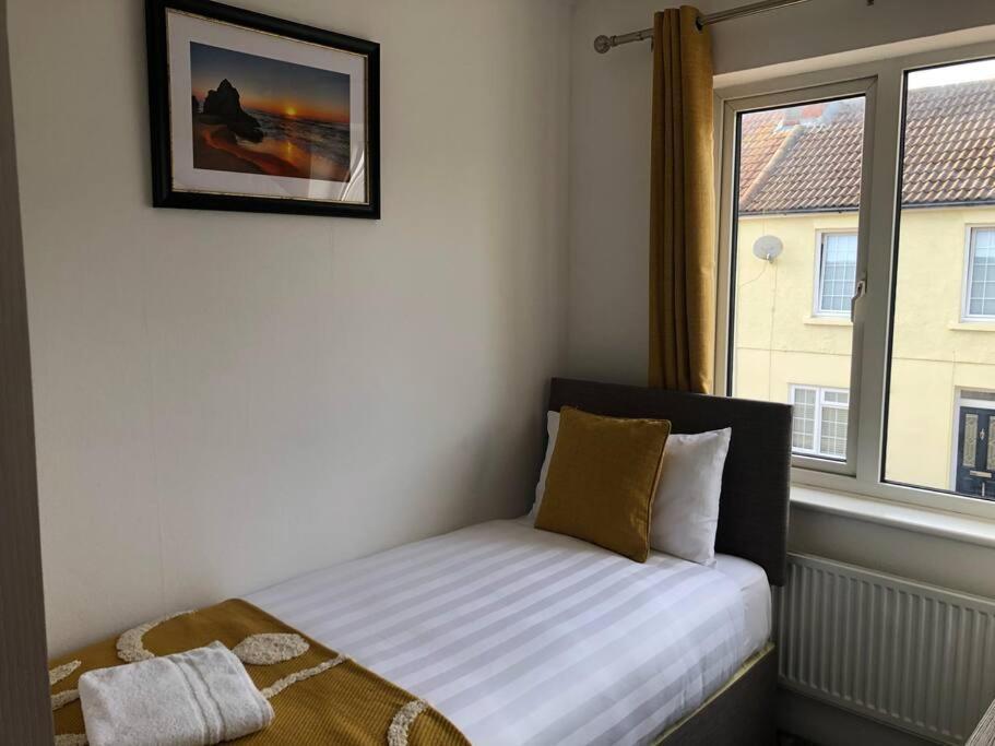 Edinburgh Street Home - Beautiful House With Free Parking And Wifi, Equipped With Comfy Furnitures Swindon Exterior foto