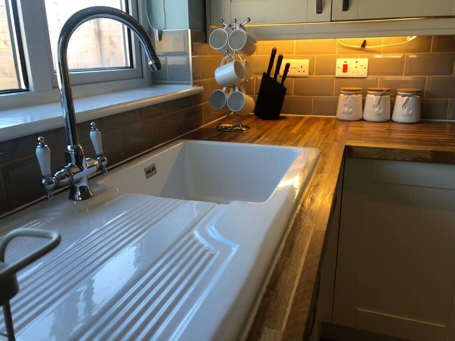 Edinburgh Street Home - Beautiful House With Free Parking And Wifi, Equipped With Comfy Furnitures Swindon Exterior foto