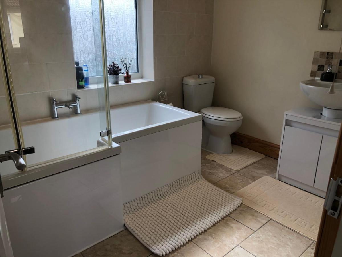 Edinburgh Street Home - Beautiful House With Free Parking And Wifi, Equipped With Comfy Furnitures Swindon Exterior foto