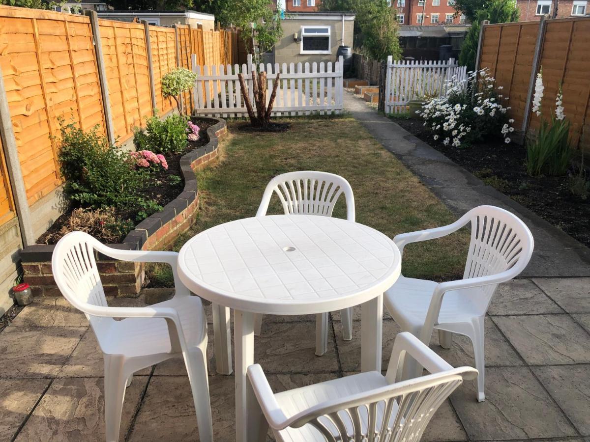 Edinburgh Street Home - Beautiful House With Free Parking And Wifi, Equipped With Comfy Furnitures Swindon Exterior foto