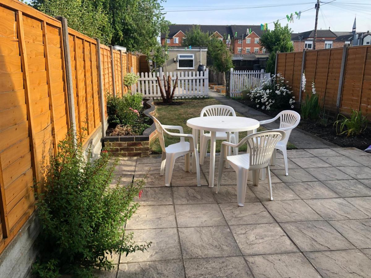 Edinburgh Street Home - Beautiful House With Free Parking And Wifi, Equipped With Comfy Furnitures Swindon Exterior foto