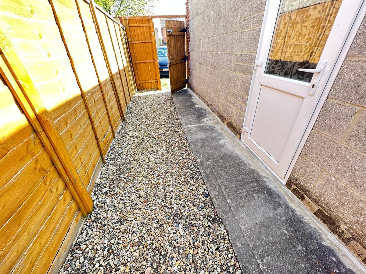 Edinburgh Street Home - Beautiful House With Free Parking And Wifi, Equipped With Comfy Furnitures Swindon Exterior foto